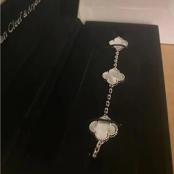 VC&A Alhambra Bracelet – Silver Mother of Pearl {Full Set} - Picture 2 of 6